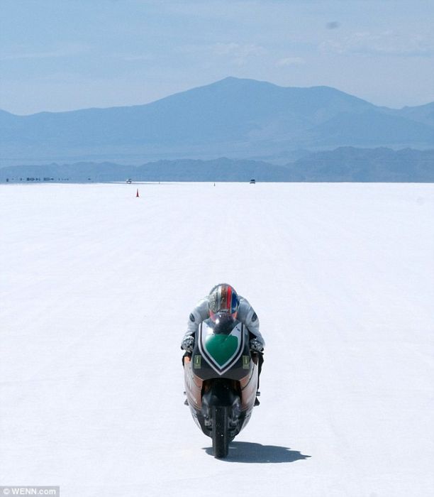 На соленом озере Бонневиль в штате Юта прошли скоростные испытания электромотоцикла Mission One