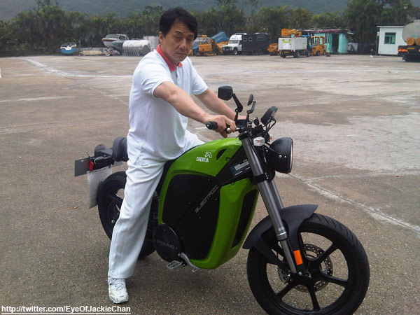 Актер Джеки Чан выпустил экологически чистый электробайк