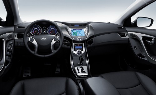 2011-Hyundai-Elantra-1-500x305 Зарубежные издания опубликовали первые снимки интерьера новой Hyundai Elantra