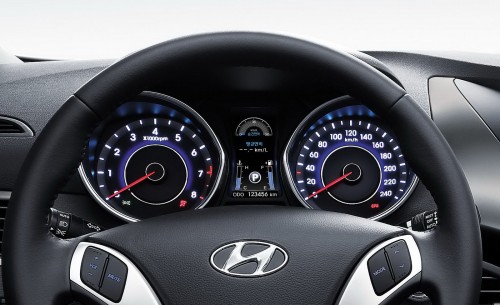 2011-Hyundai-Elantra-2-500x305 Зарубежные издания опубликовали первые снимки интерьера новой Hyundai Elantra