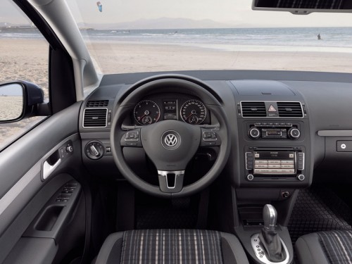 bg800_380492-500x375 Volkswagen показал Европе новый микровэн CrossTouran