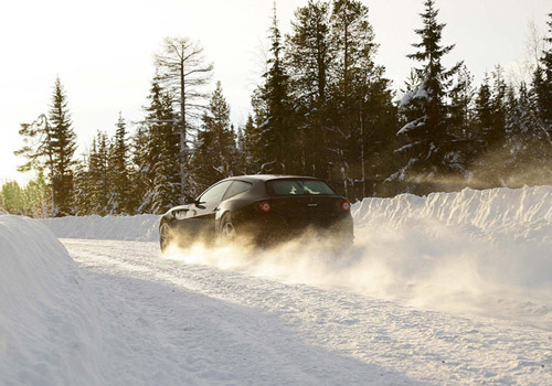 bg800_397923 Кампания Ferrari выпустила полноприводную модель, способную передвигаться по снегу