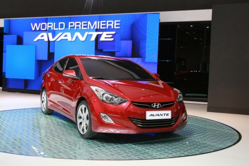 Зарубежные издания опубликовали первые снимки интерьера новой Hyundai Elantra