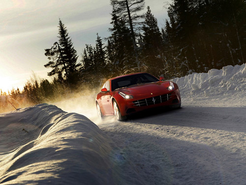 bg800_397926 Кампания Ferrari выпустила полноприводную модель, способную передвигаться по снегу